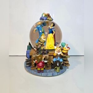 Disney Snow White & The 7 Dwarves 'Whistle A Happy Tune' Musical 7.5" Snow Globe